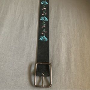 velvet belt with embroidered flowers💐